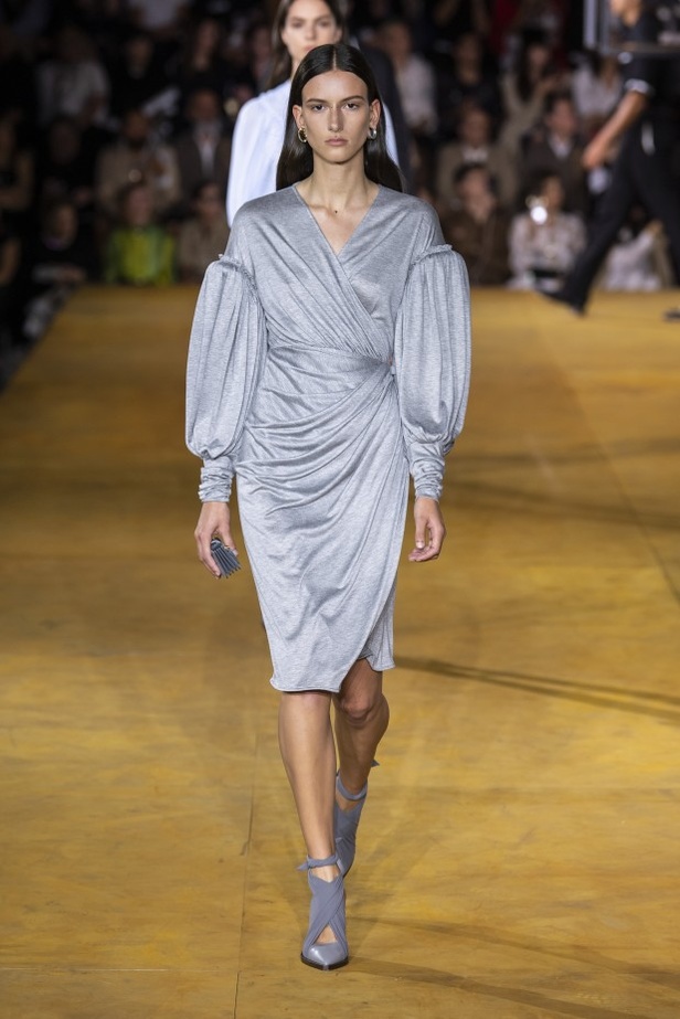 اسبوع الموضة في لندن 2019 عرض أزياء BURBERRY لربيع وصيف 2020