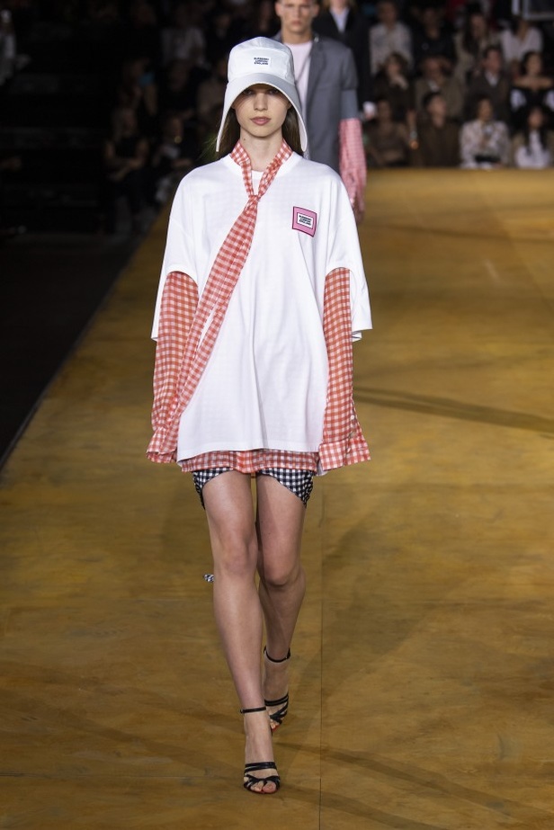 اسبوع الموضة في لندن 2019 عرض أزياء BURBERRY لربيع وصيف 2020