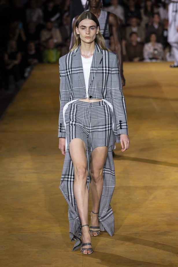 اسبوع الموضة في لندن 2019 عرض أزياء BURBERRY لربيع وصيف 2020