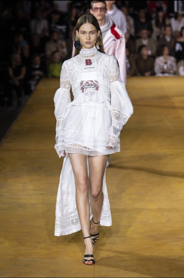 اسبوع الموضة في لندن 2019 عرض أزياء BURBERRY لربيع وصيف 2020