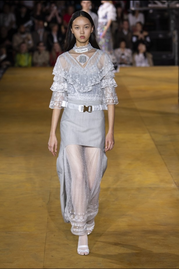 اسبوع الموضة في لندن 2019 عرض أزياء BURBERRY لربيع وصيف 2020