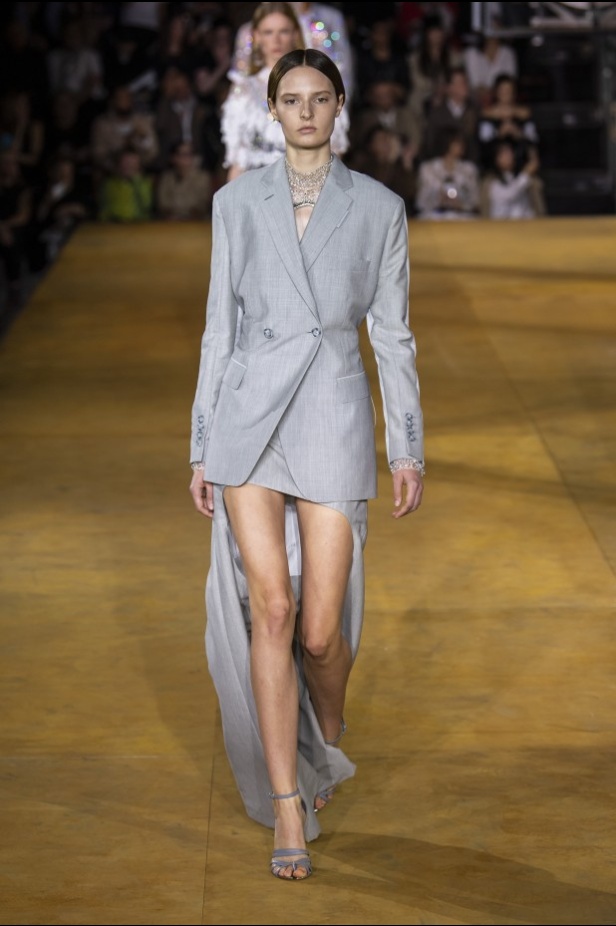 اسبوع الموضة في لندن 2019 عرض أزياء BURBERRY لربيع وصيف 2020