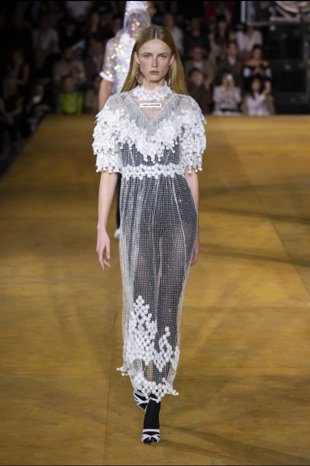 اسبوع الموضة في لندن 2019 عرض أزياء BURBERRY لربيع وصيف 2020