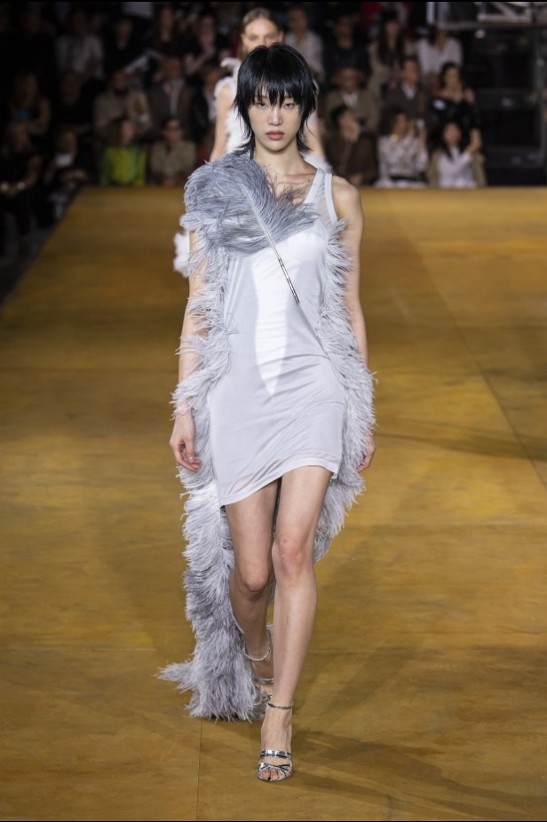 اسبوع الموضة في لندن 2019 عرض أزياء BURBERRY لربيع وصيف 2020