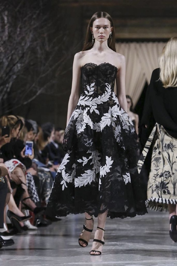 عرض أزياء اوسكار دي لارانتا لموسم خريف وشتاء 2018