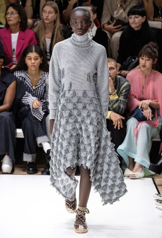 اسبوع الموضة في لندن 2019 مجموعة JW ANDERSON  للأزياء الجاهزة  لربيع وصيف 2020
