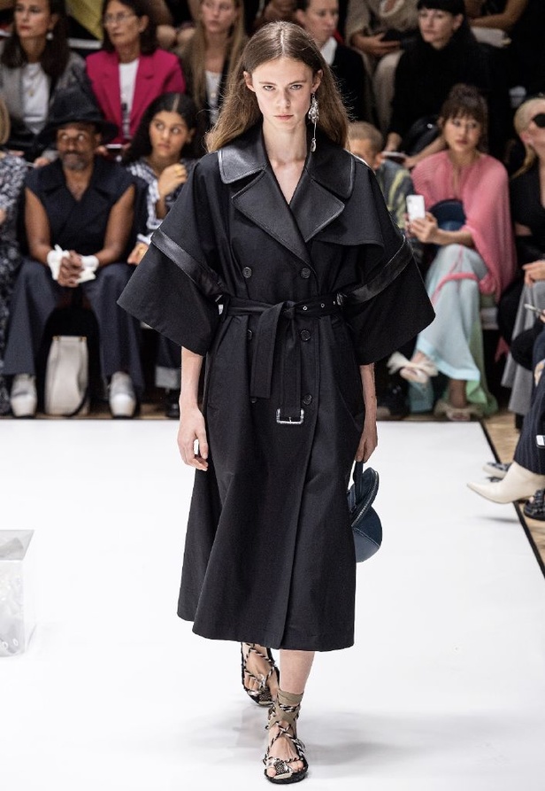 اسبوع الموضة في لندن 2019 مجموعة JW ANDERSON  للأزياء الجاهزة  لربيع وصيف 2020