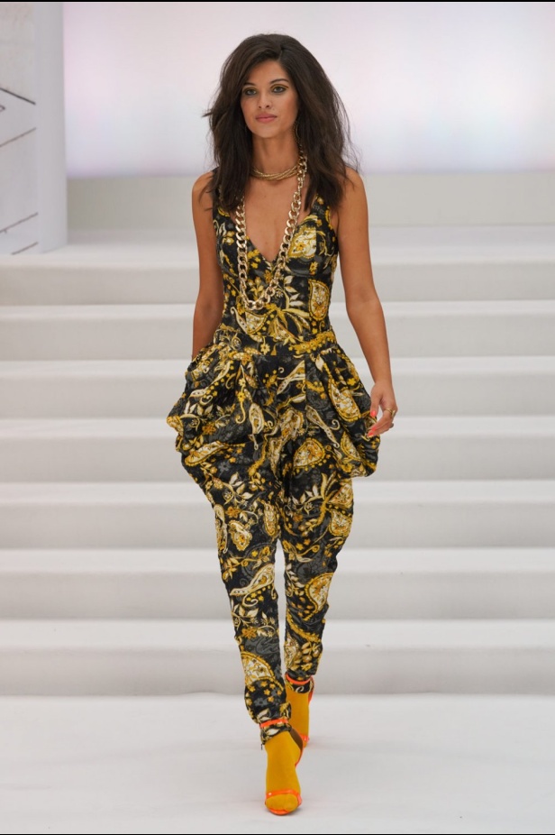 اسبوع الموضة في لندن 2019  أزياء PAUL COSTELLO الجاهزة لربيع وصيف 2020