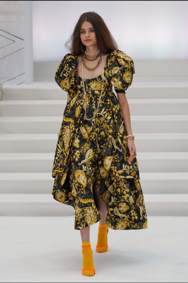 اسبوع الموضة في لندن 2019  أزياء PAUL COSTELLO الجاهزة لربيع وصيف 2020