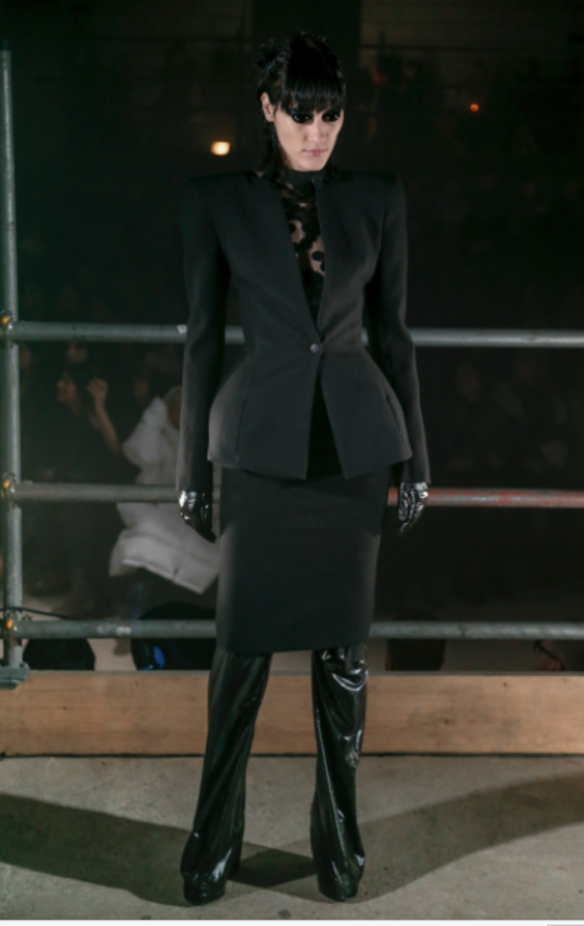 عرض أزياء المصمم Gareth Pugh لخريف وشتاء 2017