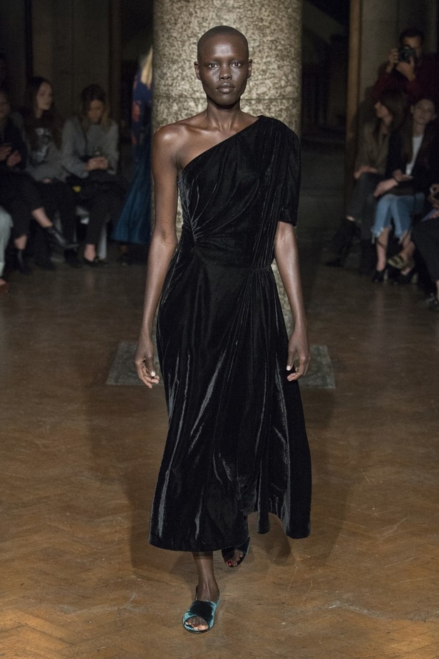 مجموعة EMILIA WICKSTEAD لموسم خريف وشتاء 2017