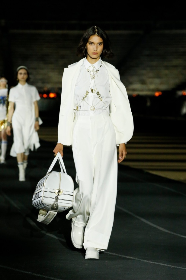 صور حصرية لـ"هي" من عرض أزياء مجموعة ديور كروز Dior Cruise 2022