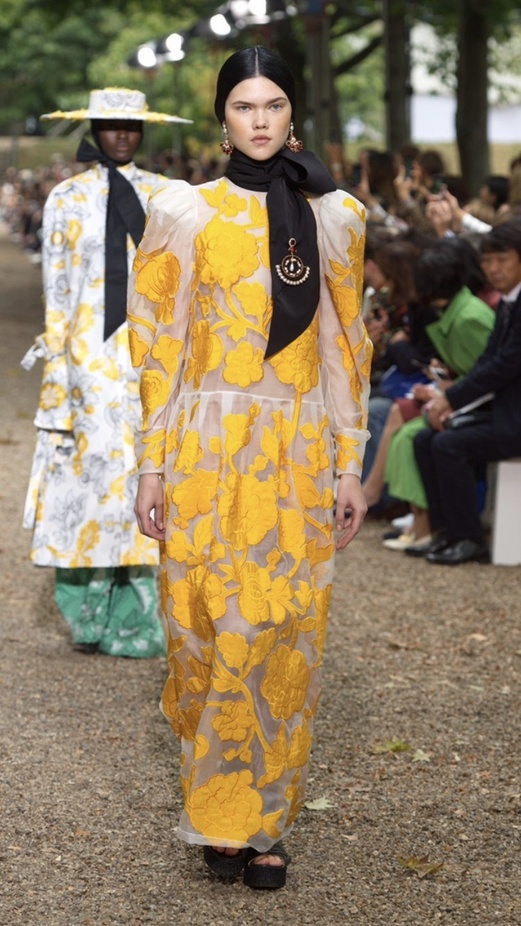 اسبوع الموضة في لندن 2019 عرض ازياء ERDEM لربيع وصيف 2020