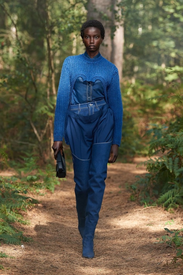 عرض ازياء Burberry لربيع وصيف 2021 من اسبوع الموضة في لندن