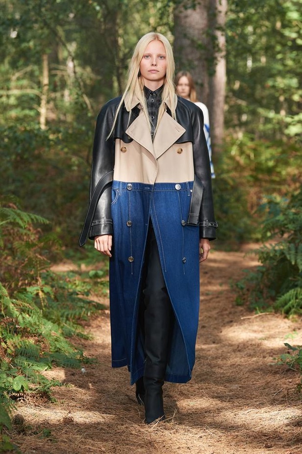 عرض ازياء Burberry لربيع وصيف 2021 من اسبوع الموضة في لندن