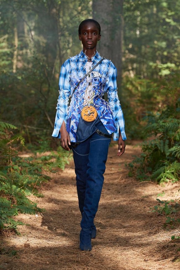 عرض ازياء Burberry لربيع وصيف 2021 من اسبوع الموضة في لندن