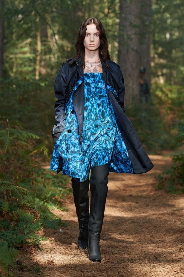 عرض ازياء Burberry لربيع وصيف 2021 من اسبوع الموضة في لندن