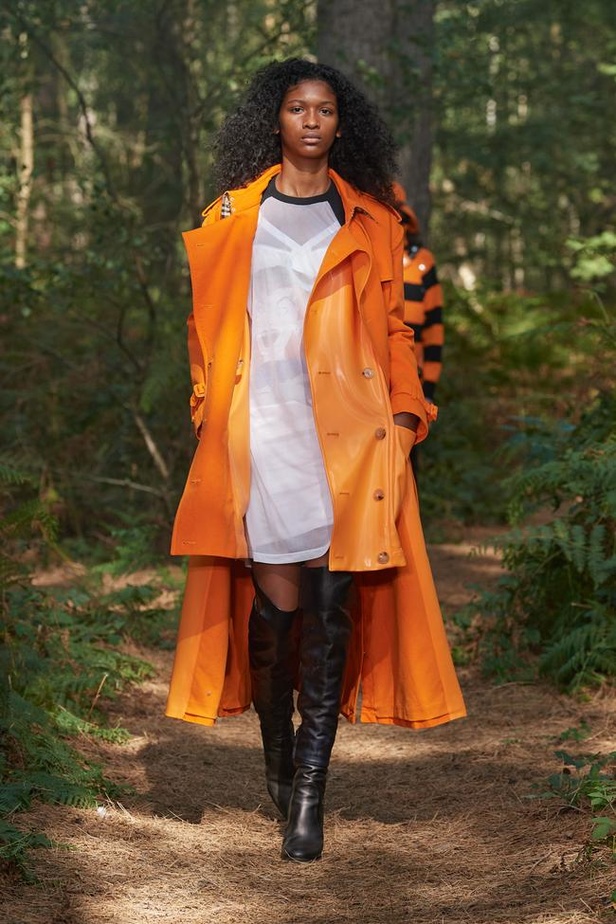 عرض ازياء Burberry لربيع وصيف 2021 من اسبوع الموضة في لندن