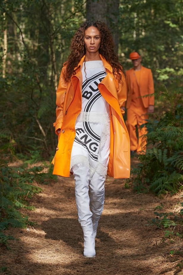 عرض ازياء Burberry لربيع وصيف 2021 من اسبوع الموضة في لندن