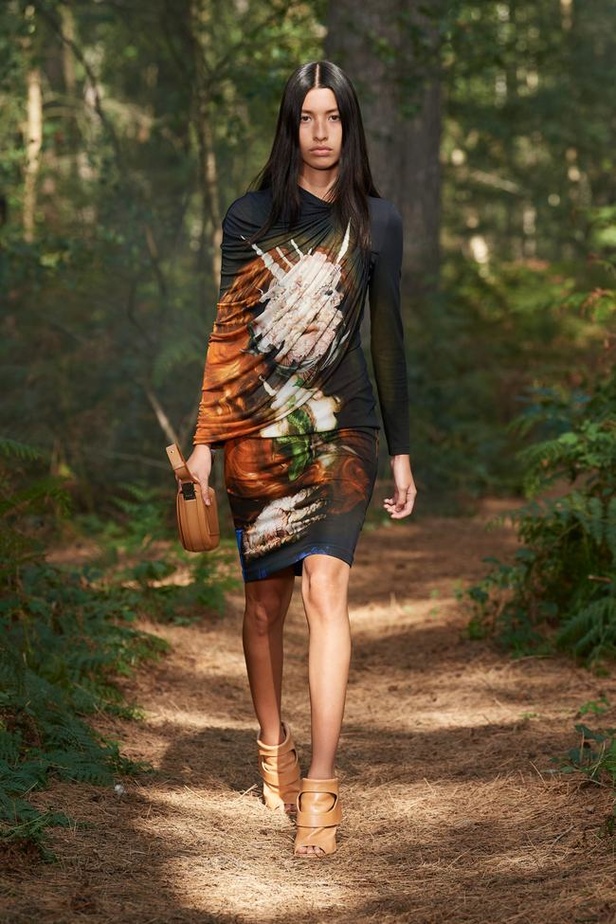 عرض ازياء Burberry لربيع وصيف 2021 من اسبوع الموضة في لندن