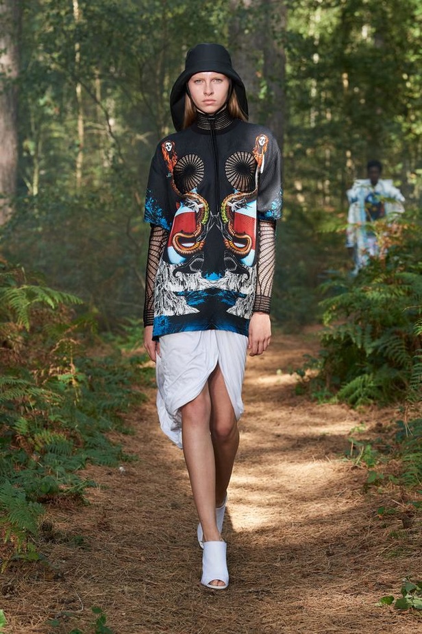 عرض ازياء Burberry لربيع وصيف 2021 من اسبوع الموضة في لندن