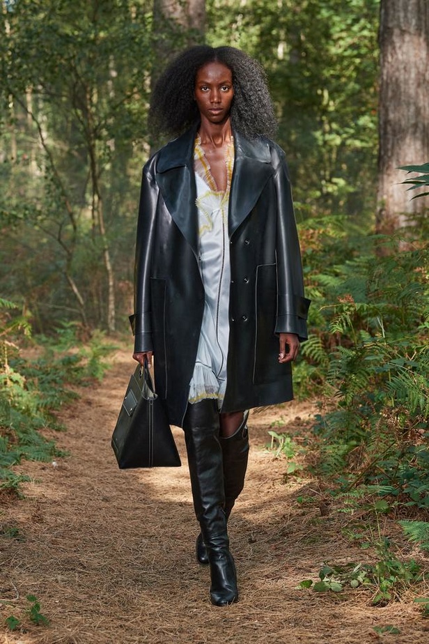 عرض ازياء Burberry لربيع وصيف 2021 من اسبوع الموضة في لندن