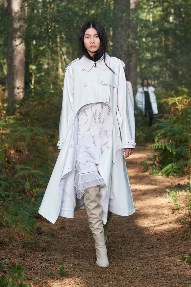 عرض ازياء Burberry لربيع وصيف 2021 من اسبوع الموضة في لندن