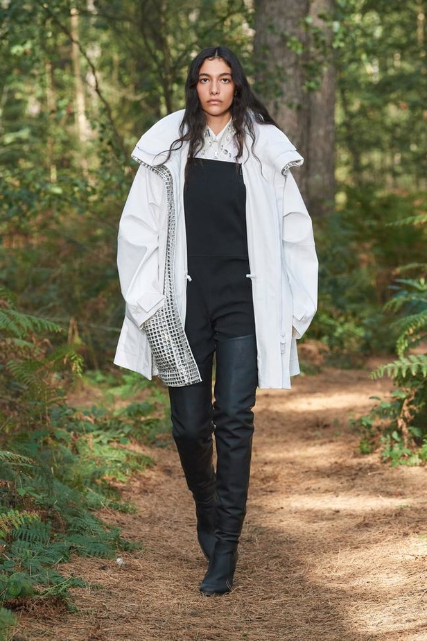 عرض ازياء Burberry لربيع وصيف 2021 من اسبوع الموضة في لندن