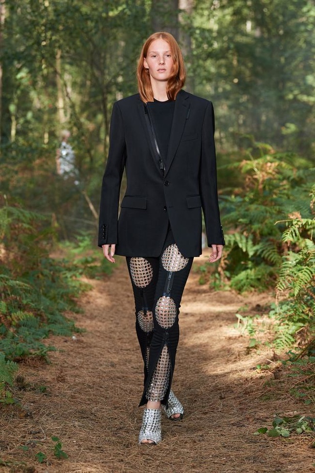 عرض ازياء Burberry لربيع وصيف 2021 من اسبوع الموضة في لندن