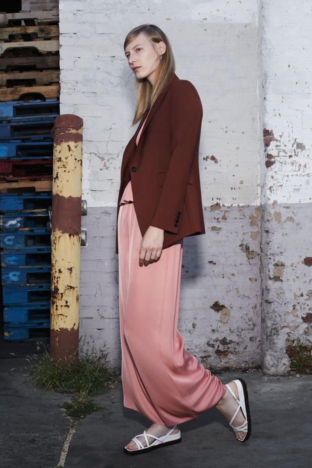 عرض ازياء Theory في نيويورك لموسم ربيع وصيف 2020