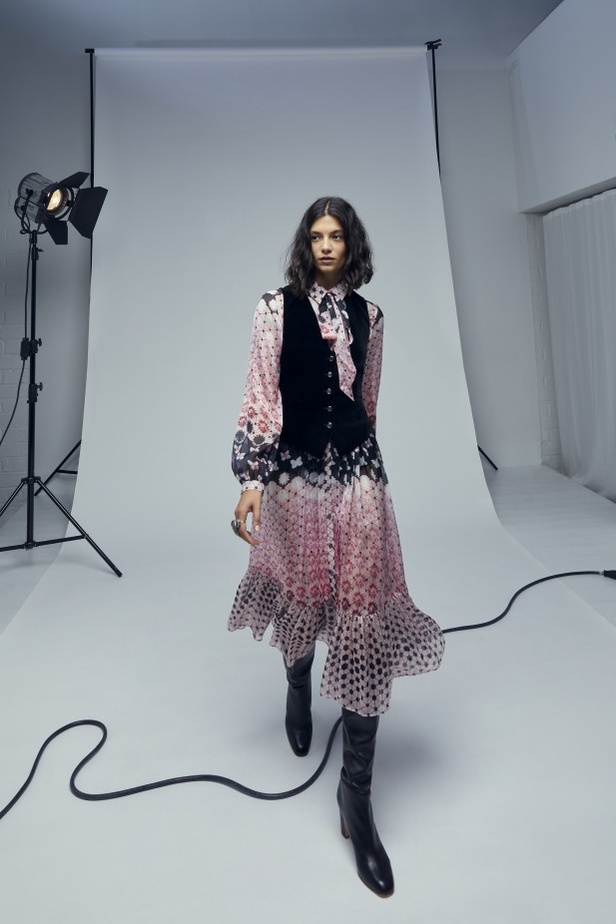 عرض ازياء تمبرلي لندن Temperley London لربيع وصيف 2021 من اسبوع الموضة في لندن