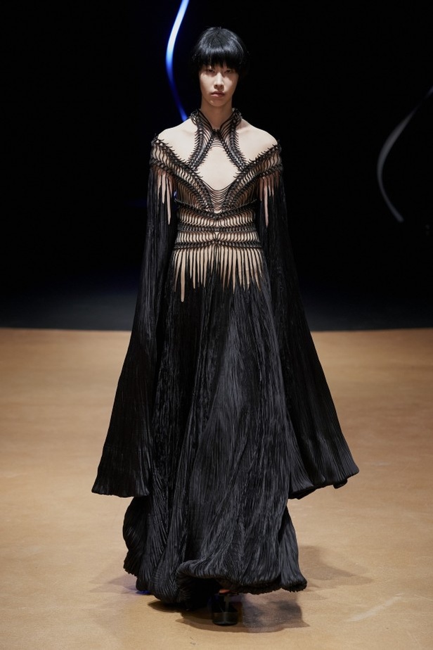 عرض ازياء haute couture من Iris Van Herpen لربيع وصيف 2020