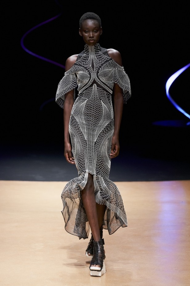 عرض ازياء haute couture من Iris Van Herpen لربيع وصيف 2020