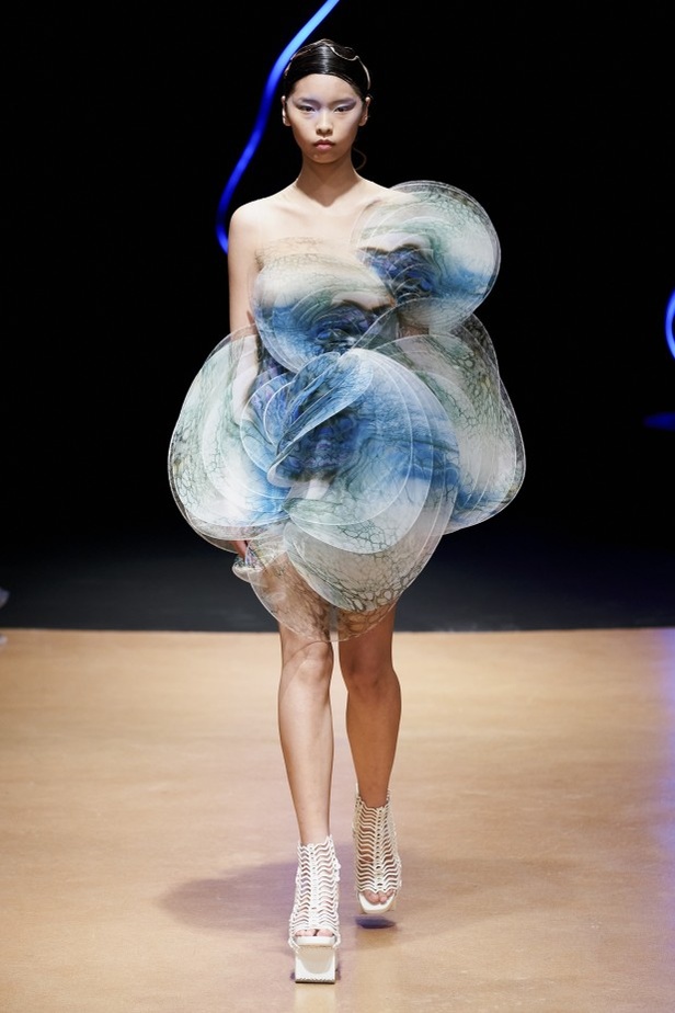 عرض ازياء haute couture من Iris Van Herpen لربيع وصيف 2020