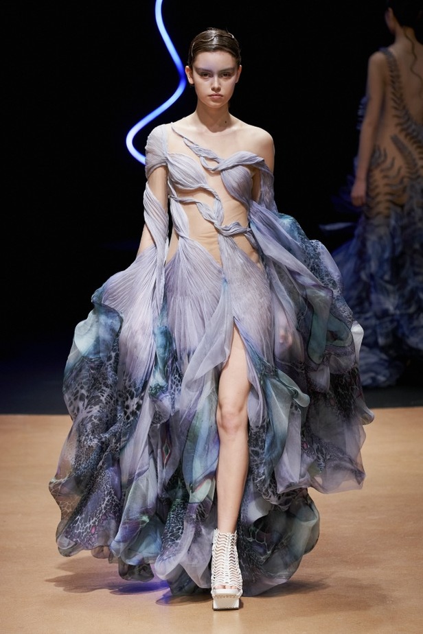 عرض ازياء haute couture من Iris Van Herpen لربيع وصيف 2020