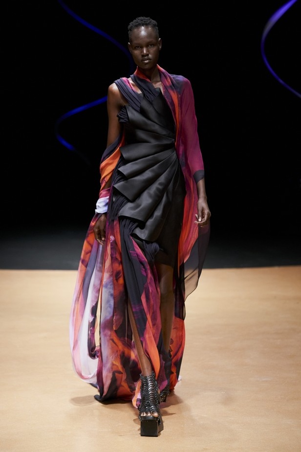 عرض ازياء haute couture من Iris Van Herpen لربيع وصيف 2020