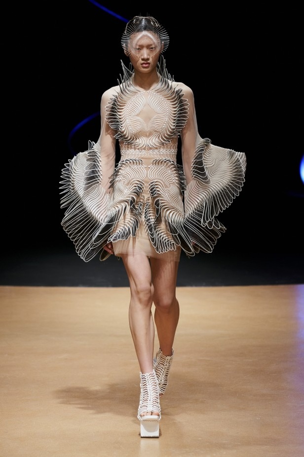 عرض ازياء haute couture من Iris Van Herpen لربيع وصيف 2020