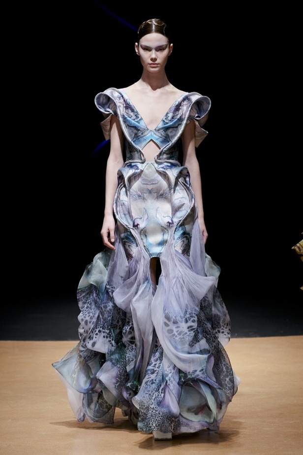 عرض ازياء haute couture من Iris Van Herpen لربيع وصيف 2020