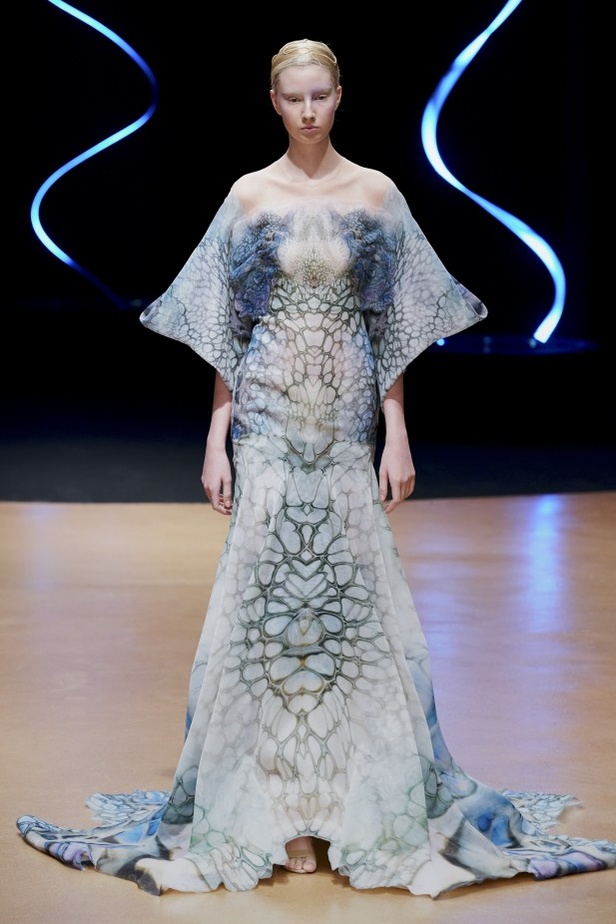 عرض ازياء haute couture من Iris Van Herpen لربيع وصيف 2020