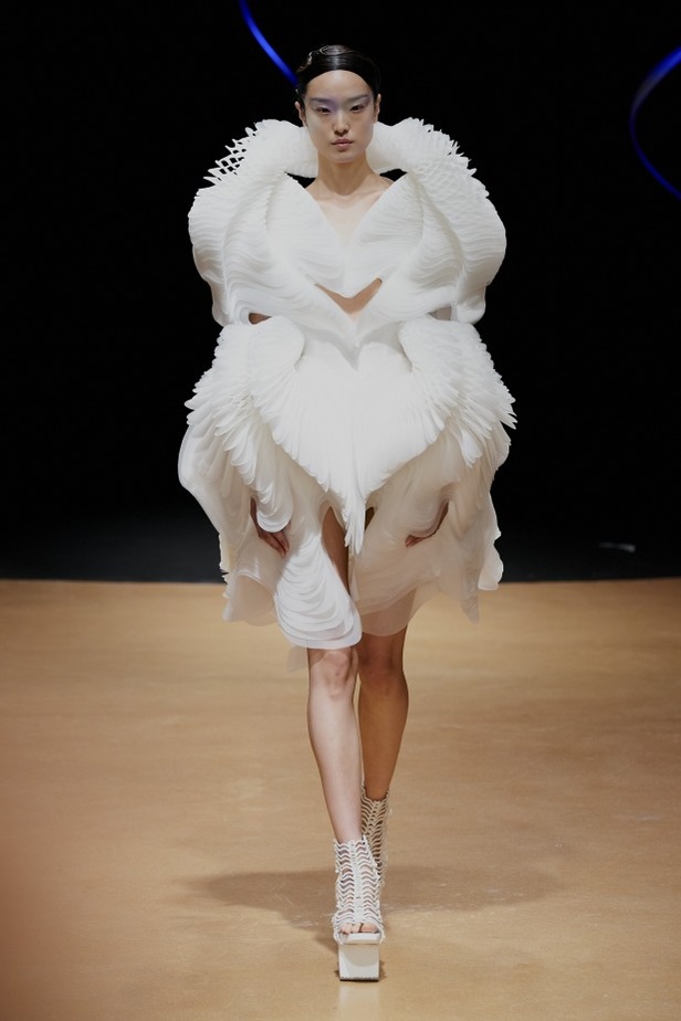 عرض ازياء haute couture من Iris Van Herpen لربيع وصيف 2020