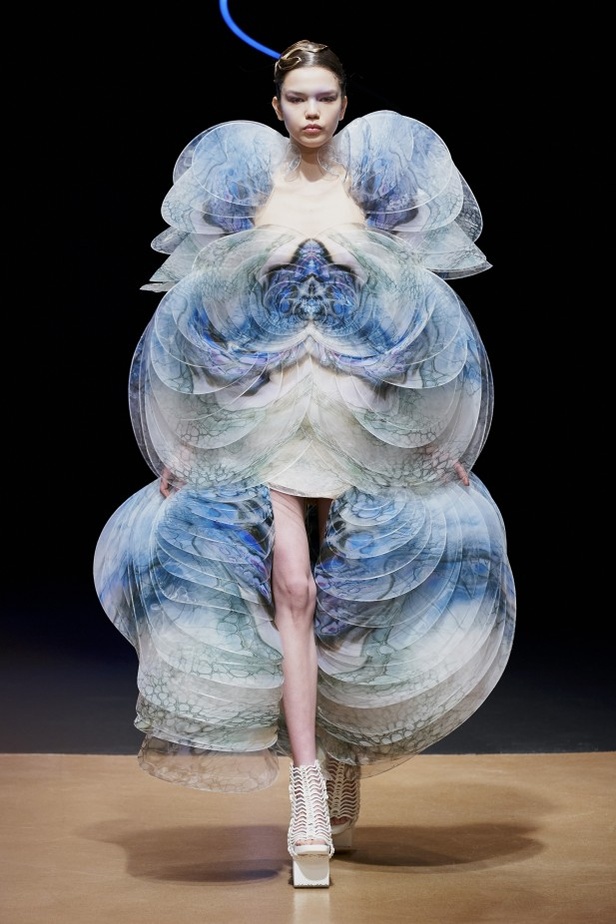 عرض ازياء haute couture من Iris Van Herpen لربيع وصيف 2020
