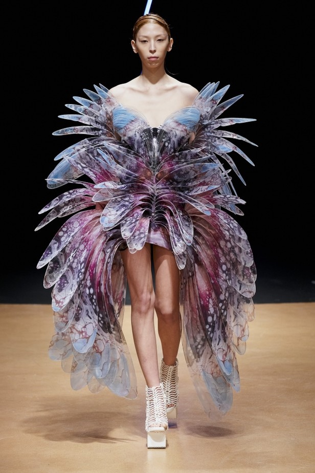 عرض ازياء haute couture من Iris Van Herpen لربيع وصيف 2020