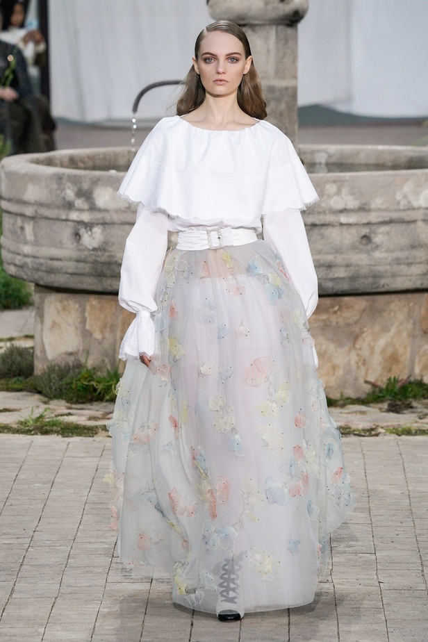 الأسود والأبيض.. عنوان مجموعة Chanel  من الألبسة الفاخرة لربيع وصيف 2020