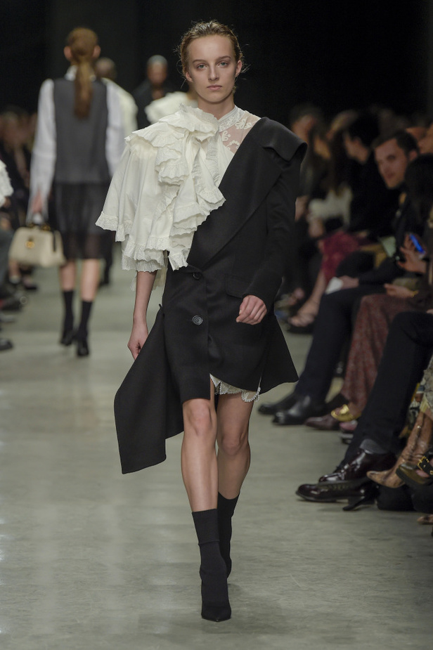 عرض أزياء بربري لموسم خريف وشتاء 2017