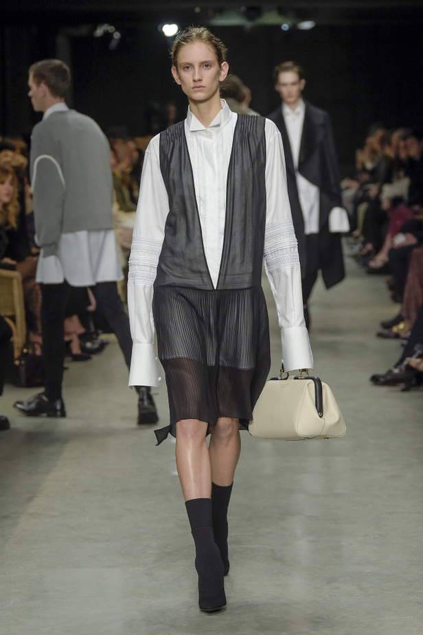 عرض أزياء بربري لموسم خريف وشتاء 2017