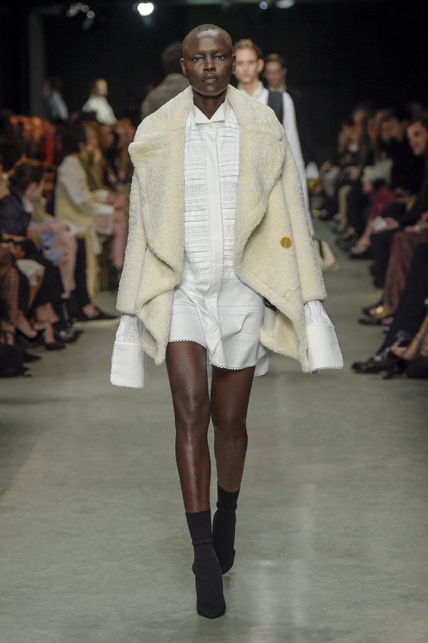 عرض أزياء بربري لموسم خريف وشتاء 2017