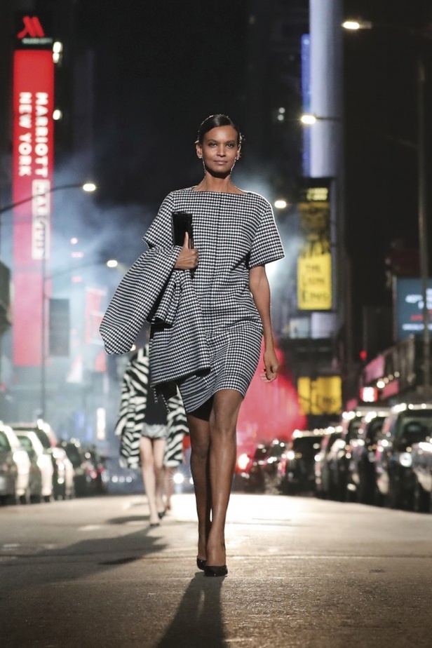 عرض مجموعة مايكل كورس Michael Kors لخريف وشتاء 2021 بمناسبة الذكرى الأربعين للدار