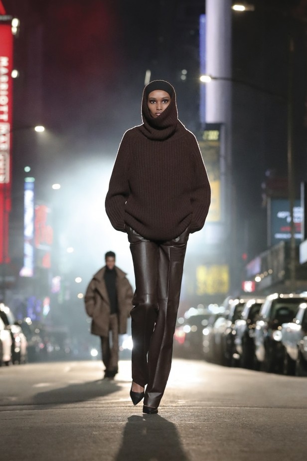 عرض مجموعة مايكل كورس Michael Kors لخريف وشتاء 2021 بمناسبة الذكرى الأربعين للدار