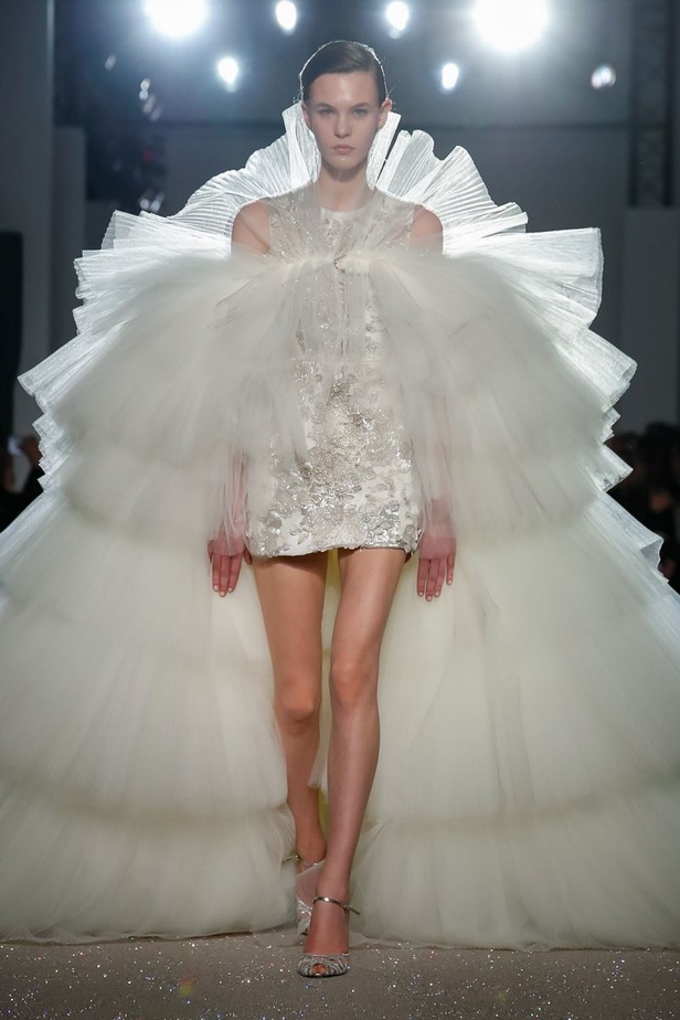 مجموعة الألبسة الراقية من جيامباتيستا فالي لربيع 2019