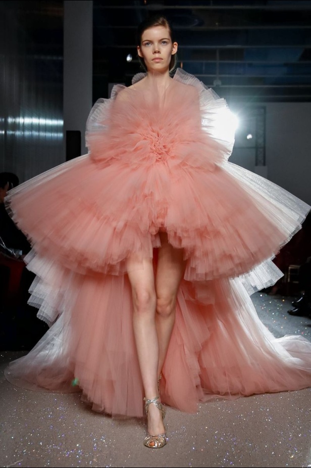 مجموعة الألبسة الراقية من جيامباتيستا فالي لربيع 2019